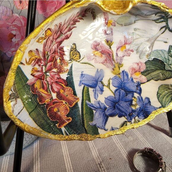 DECOUPAGE CLAM SHELL DECOUPAGE FLOWERS 💐 ON A CLAM SHELL TRINKET DISH - Picture 2 of 10